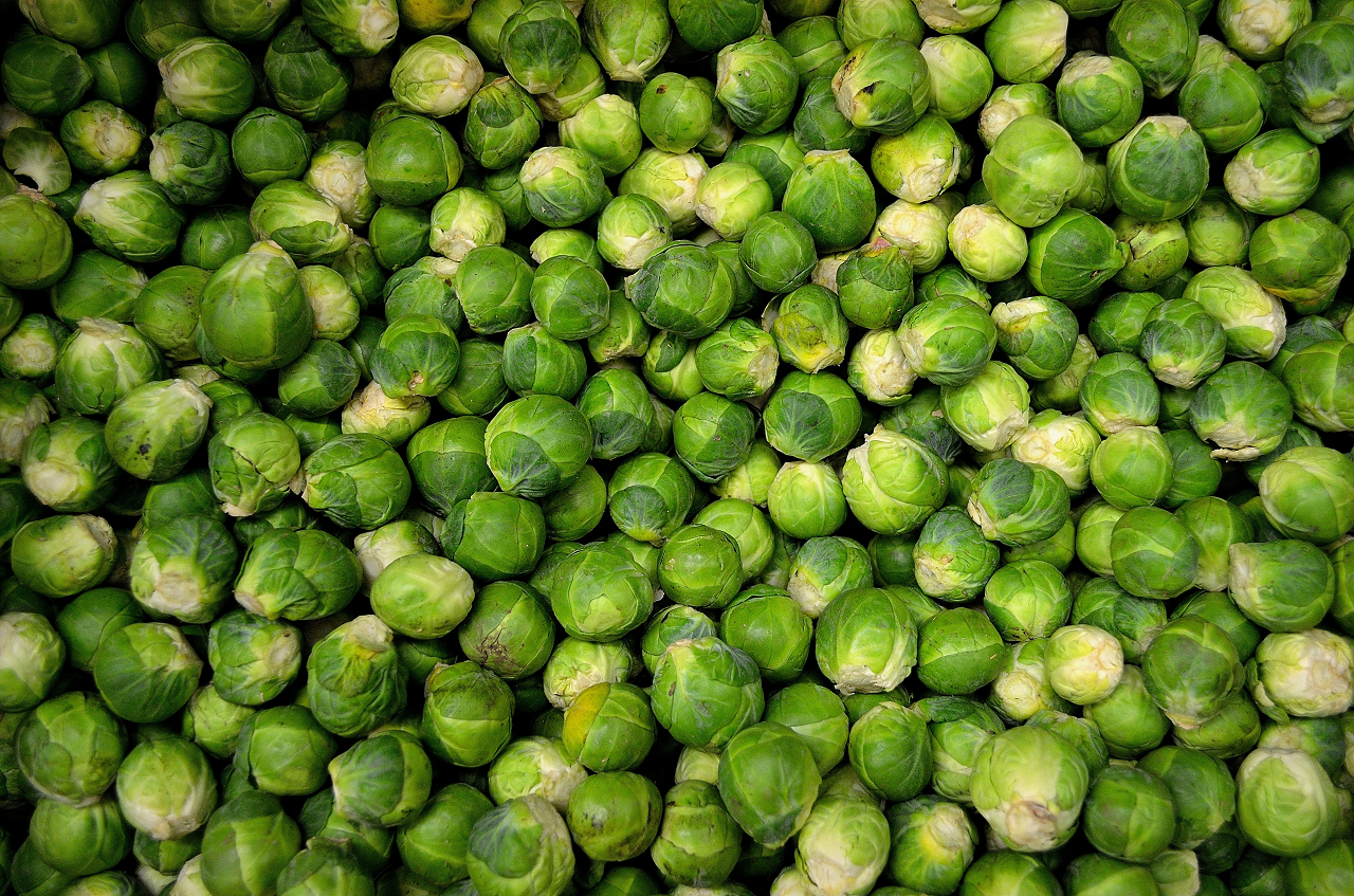 Image of a big pile of Brussels sprouts.